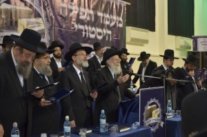 HaRav Galai, shlita, leads recitation of Tehillim